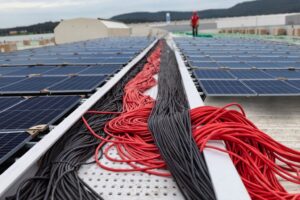 Aumenta rendimiento solar con cableado eficiente - Descubre importancia del cableado en energía solar fotovoltaica