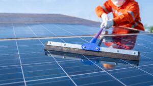Productos eficientes y seguros para limpiar tus paneles solares